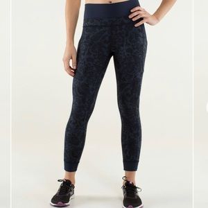 Lululemon En Route Crop, Paisley Inkwell, 6